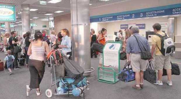 Aeroporti di Puglia, in quattro giorni 600 voli: Ferragosto da record per gli scali di Brindisi e Bari
