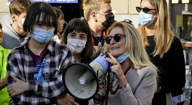 Protesta al liceo Genovesi di Napoli, la vicesindaco Filippone parla al megafono: «Vi ascolto ma tornate in classe»