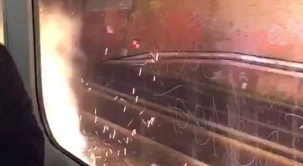 A fuoco le rotaie del treno dei pendolari, tanta paura e passeggeri evacuati