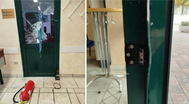 Parroco scopre il ladro in patronato: ha sfondato la porta con l'estintore ed è rimasto ore a vandalizzare il bar: «Ha anche mangiato»