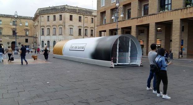 Una sigaretta gigante in piazza Sant'Oronzo: arriva “Esci dal tunnel”