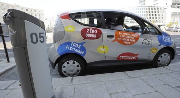 Parigi: fallisce il car sharing elettrico. Il motivo? Il trasporto pubblico è "troppo" efficiente