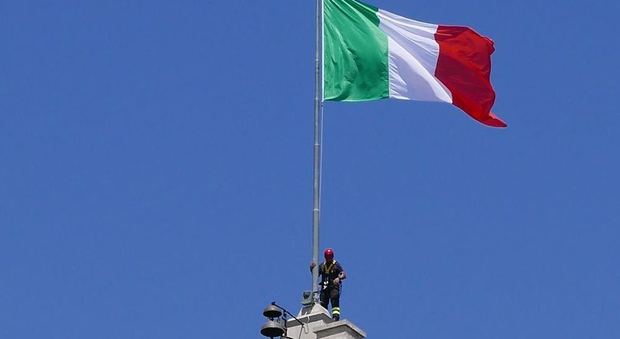 Latina, nuovo Tricolore sul municipio: la bandiera sostituita dai vigili del fuoco