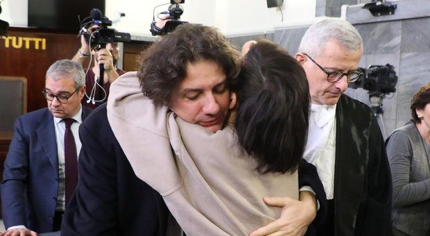 L'attivista dei Radicali italiani Marco Cappato abbraccia la fidanzata di DJ Fabo, Valeria Imbrogno, durante l'udienza del processo