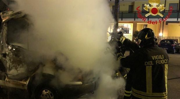 Pescara, incendio distrugge furgone-paninoteca: giallo sulle cause