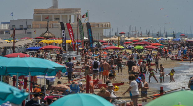 immagine Ostia, esplode l'estate: in migliaia sulle spiagge del litorale romano