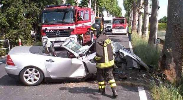 Tiziano centra un platano con la Mercedes al ritorno dal lavoro: morto sul colpo