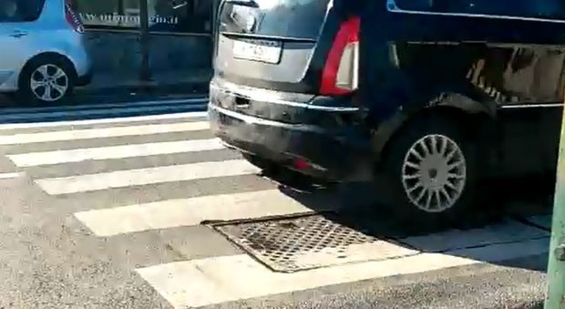 Napoli, tombini pericolosi per automobilisti, centauri e pedoni| Video