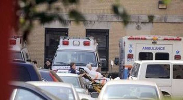 Pazienti evacuati da ospedale di Coney Island (Andrew Gombert - Epa)
