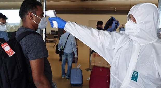 Coronavirus, l'ombra dei tamponi falsi dal Bangladesh: «36 euro per partire con la febbre». Caccia a 600 positivi "fantasmi"