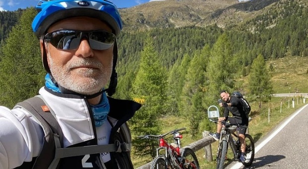 Poliziotto cade in mountain bike e muore sotto gli occhi del figlio: Fabio Torella aveva 57 anni