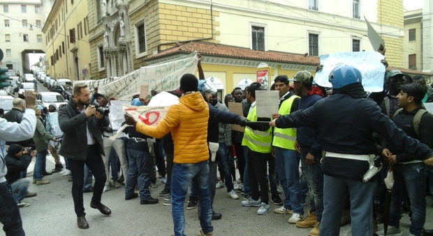 Ancona, niente riconoscimento di rifugiati: i migranti bloccano il traffico in centro