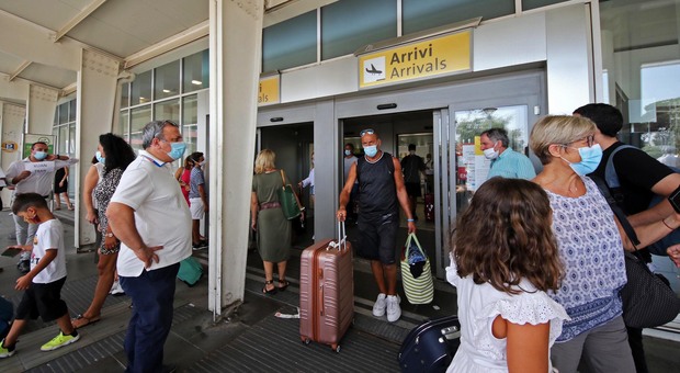 Napoli, i rientranti dall'estero: «Noi tornati tra caos e flop controlli»