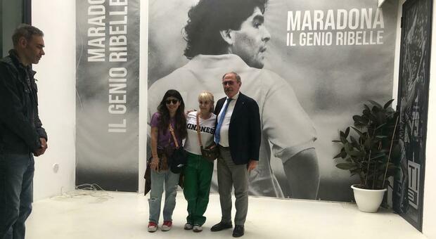 Claudia Villafañe e Giannina Maradona col sindaco di Pompei