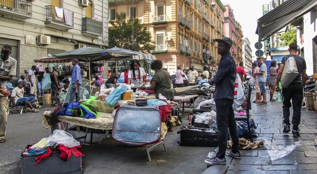 Napoli, maxi rissa tra trenta immigrati davanti alla stazione: tre arresti