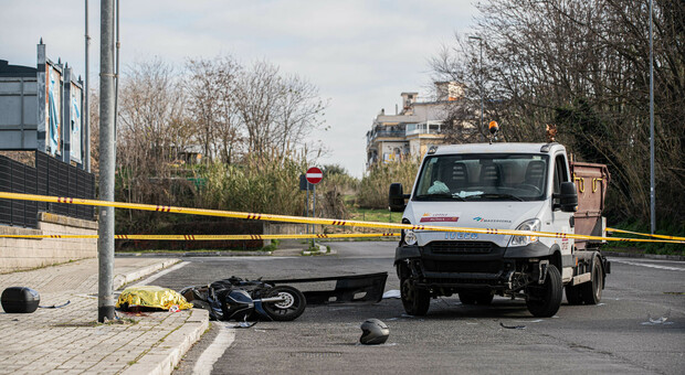 In scooter contro mezzo Ama: morto motociclista 56enne. L'incidente in piazza della stazione Prenestina