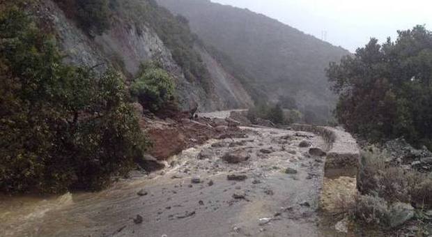 Corsica, morti 3 turisti travolti dal fango: due feriti gravi, si temono dispersi