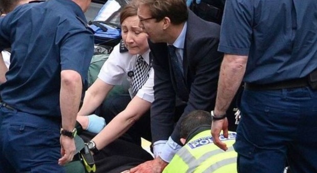 Londra, il deputato eroe tenta di salvare il poliziotto accoltellato
