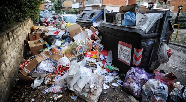Roma, lo sfogo del vescovo Lojudice: «Città invasa dai rifiuti. Possibile non si trovi una soluzione?»