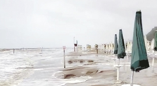 Pesaro, la mareggiata si mangia metri di spiaggia, furia bagnini: «Così è impossibile»