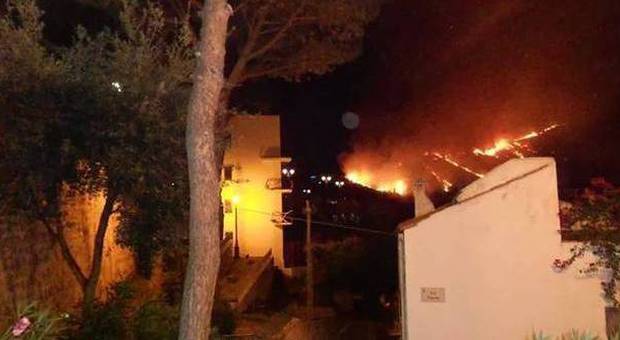 Sperlonga, incendio sulla Flacca: evacuate case e alberghi