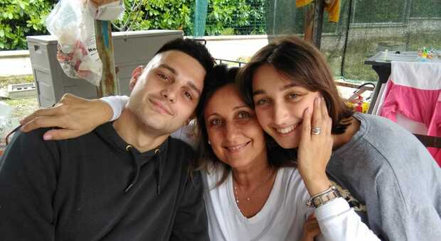 Marco Della Libera, 26 anni, assieme alla madre Teresa e alla sorella Margherita