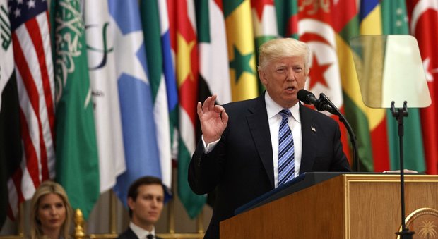 Trump a Riad attacca l'Iran: "Sostiene il terrorismo e Assad". Appello alle tre fedi: "Se si uniscono, pace possibile ovunque"