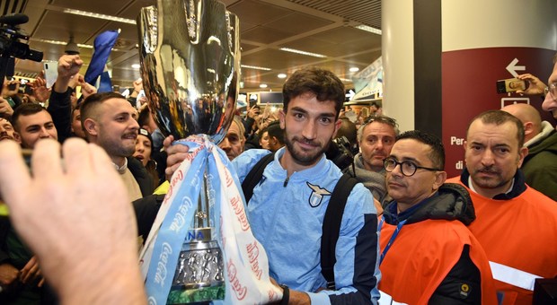 La Lazio porta Supercoppa a Roma, la festa con i tifosi a Fiumicino VIDEO