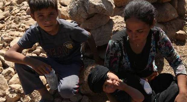 Iraq, altra strage di yazidi sul Sinjar, Cnn: 80 uomini uccisi, 100 donne rapite. Pugno duro dell'Ue contro l'Isis: «Ok alla fornitura di armi ai curdi»