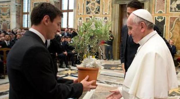 Papa Francesco convoca i campioni: da Messi a Buffon tutti in campo contro la guerra