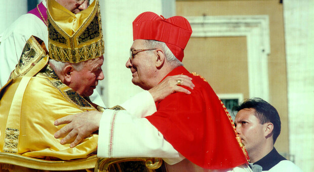 Il cardinal Cacciavillan con Giovanni Paolo II