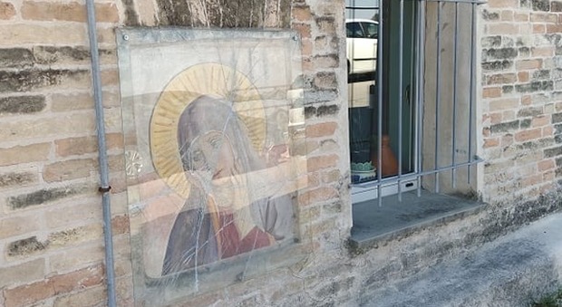 Baby vandali, raid sacrilego contro un dipinto. L'artista Governatori: «Qui servono le telecamere»