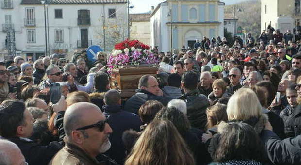 Mango, folla ai funerali a Lagonegro. Mogol: "Sottovalutato"