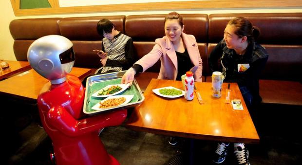 Cina, via i camerieri-robot dai ristoranti: "Sono dannosi e improduttivi"