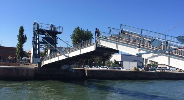 Fiumicino, isolate le due sponde del Tevere: chiuso Ponte 2 Giugno e bloccata la passerella