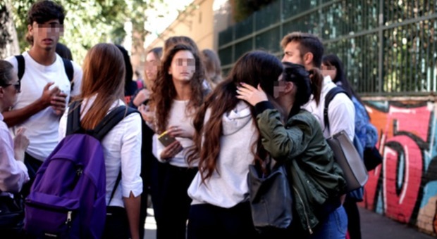 Choc a Roma, 13enne precipita sulle scale della scuola e muore