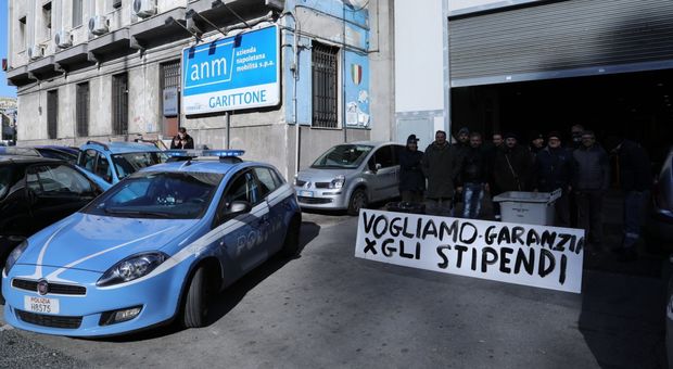 Napoli senza bus e metropolitane: blitz della polizia per liberare i binari