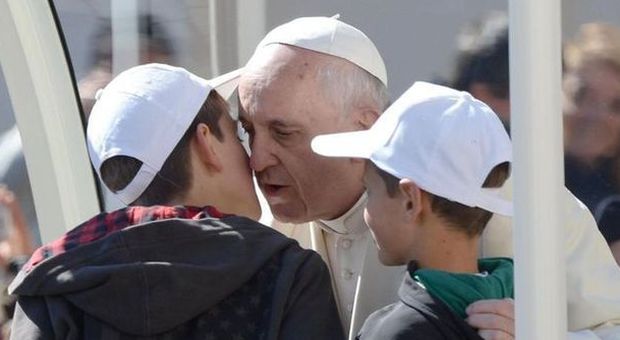 Lo speaker tossisce, il Papa: «Ti sei invecchiato, eh?»