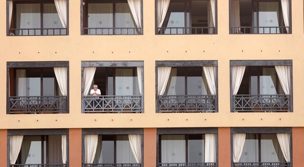 Coronavirus, a Tenerife positivi due italiani: mille isolati in hotel. Primo caso a Barcellona
