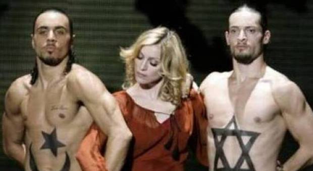 Madonna chiede la pace: ballerini nudi con simboli dell'Islam e dell'ebraismo. E scoppia la polemica
