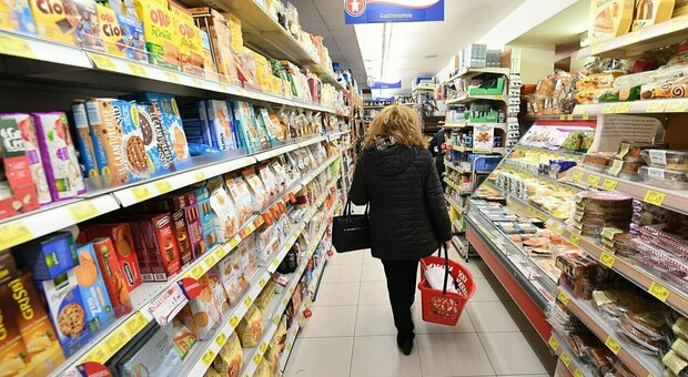 L’inflazione rallenta ma costa alle famiglie più di mille euro l’anno