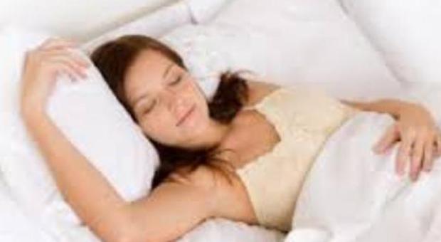 Sonno, la donna deve dormire più dell'uomo: il cervello di lei lavora più di quello di lui