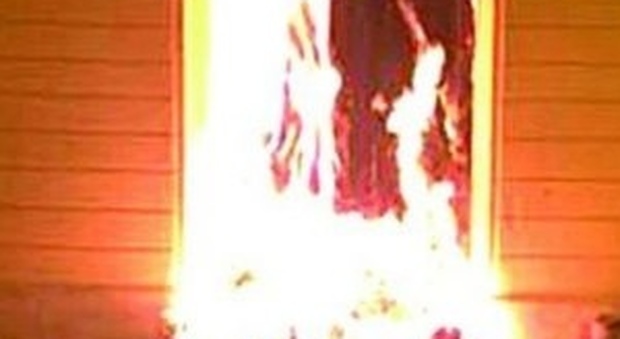 Incendiato il portone di una casa, paura nella notte in Irpinia