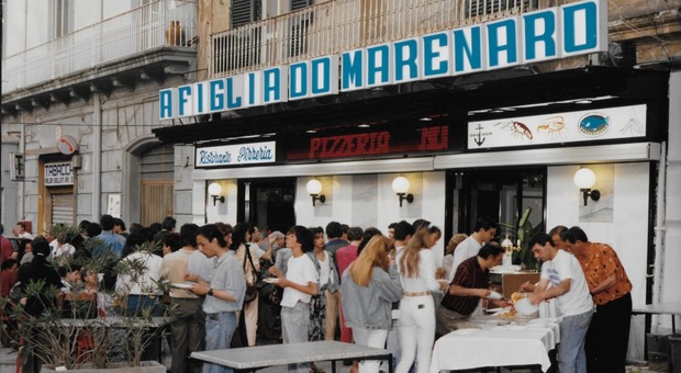 Napoli, «'A figlia d''o marenaro» compie 30 anni: festa con mostra fotografica e dessert speciale