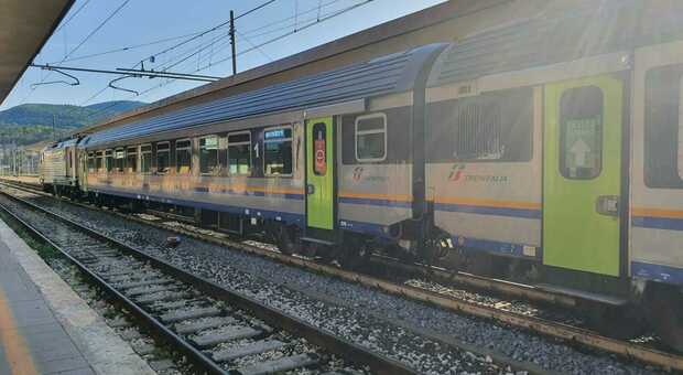 Treni fermi alla stazione di Fabriano