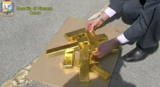 Sorpreso alla frontiera Italia-Svizzera con 25 lingotti d'oro in valigia: medico romano nei guai