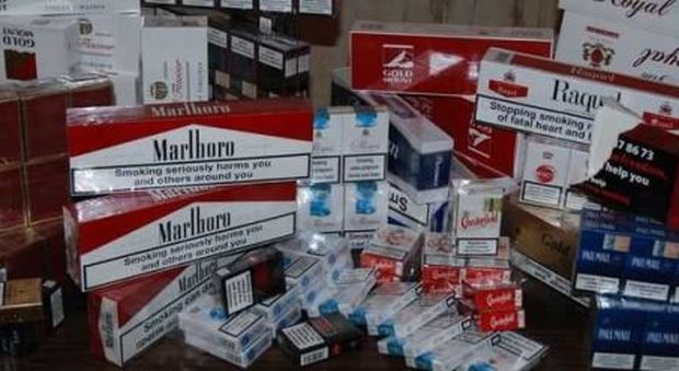 Sigarette di contrabbando, arresto e sequestro nel Napoletano: 50 chili in una cantinola
