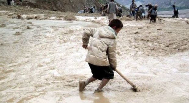 Disastro in Afghanistan, frana devasta villaggio: «Oltre 2500 morti, sepolte 300 case»