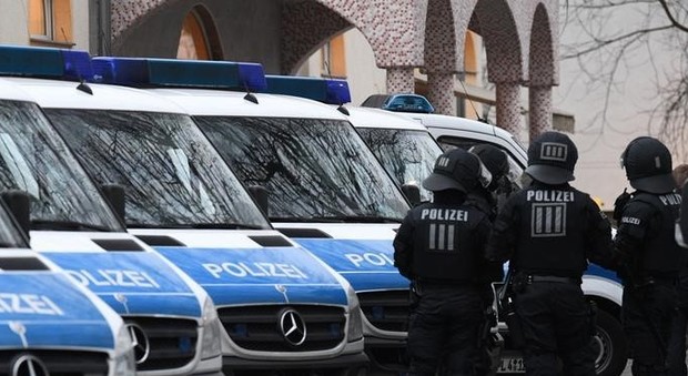 Spari a Berlino vicino Checkpoint Charlie: caccia a un uomo che ha rapinato uno Starbucks