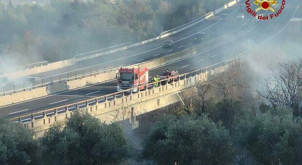 Terrore fiamme in A14 a San Benedetto, famiglia ferita. Ancora paralizzato l’esodo di Natale